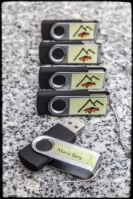USB med fotofiler av fotograf Maria Berg